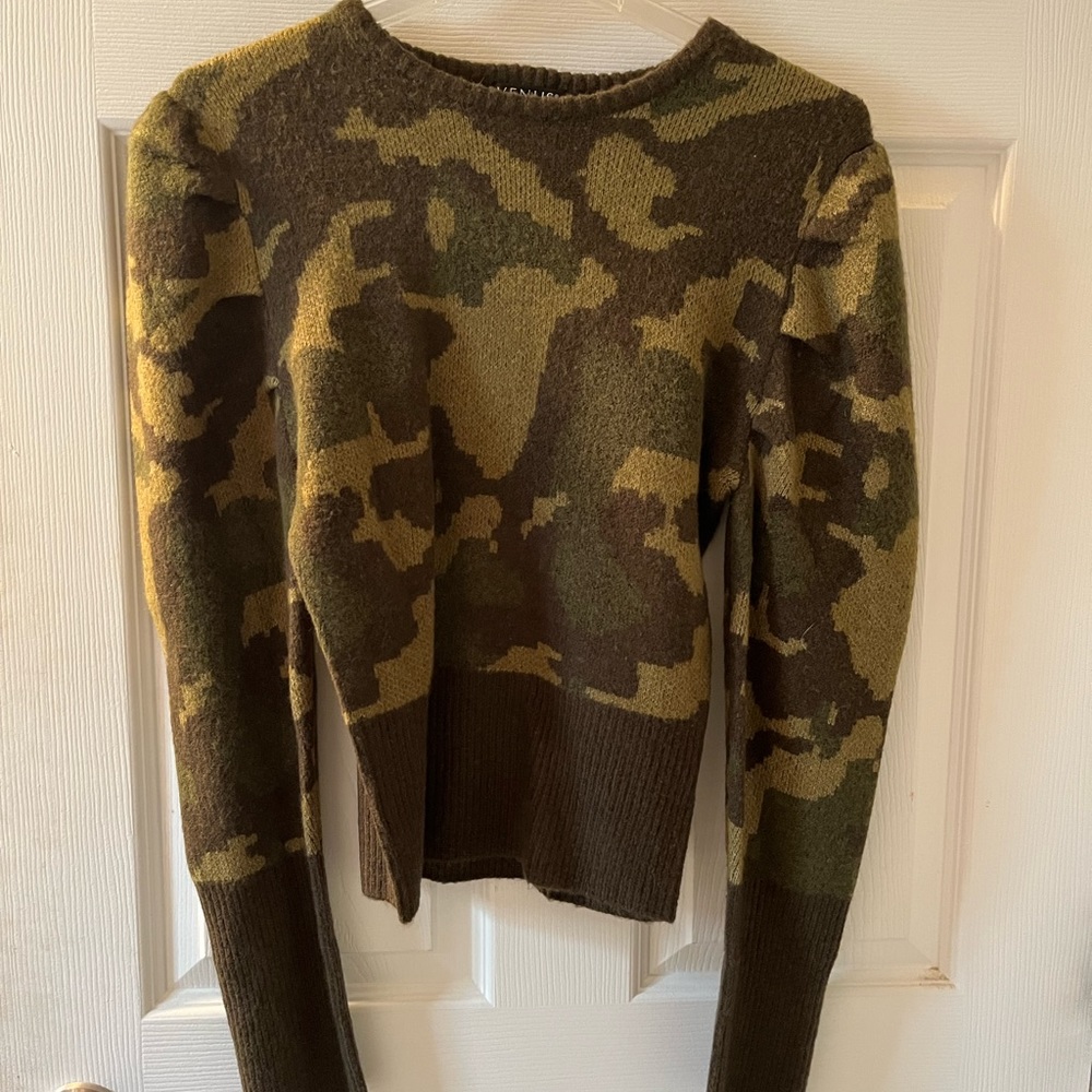 Venus Camo Sweater Medium
